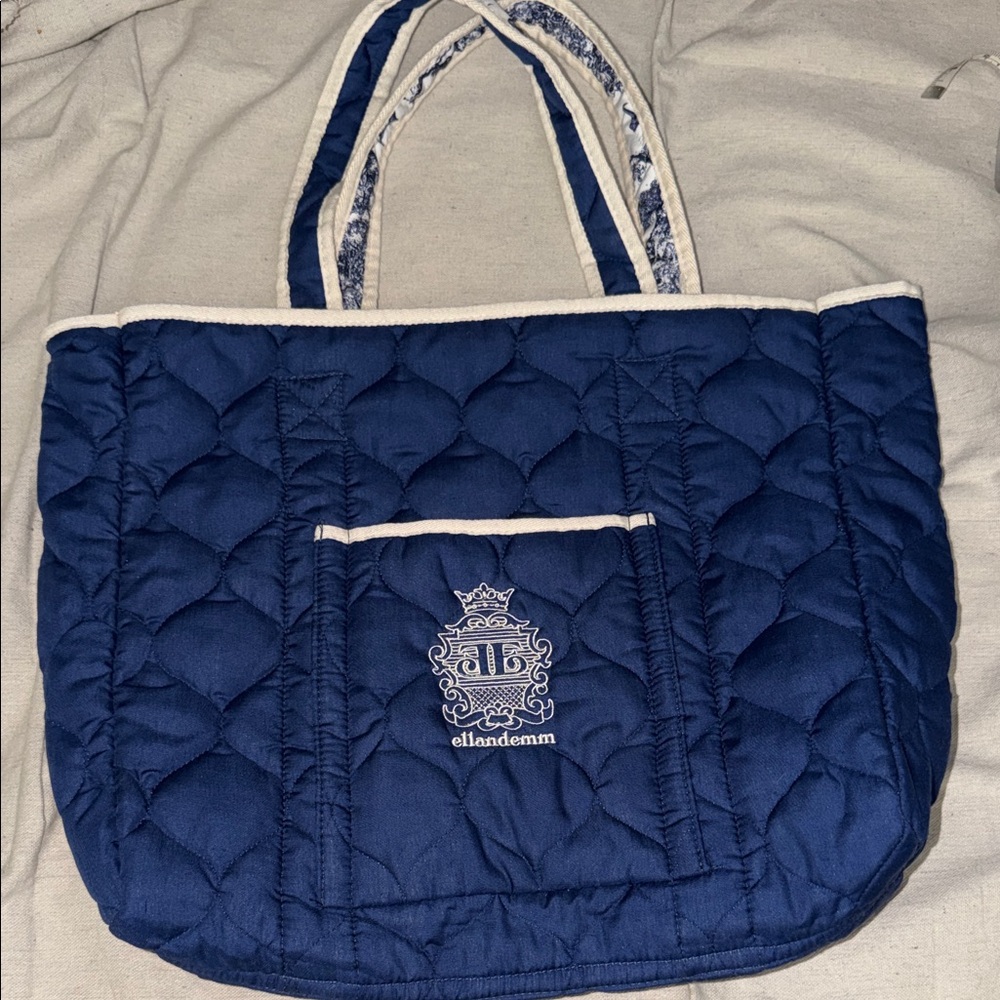 Elle and Emm Toile Reversible Beach Quilted Tote Blue And White - Picture 4 of 9